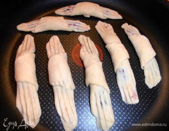 Я пекла в тефлоновой форме,поэтому не смазывала,но обычную надо смазать маслом без запаха.