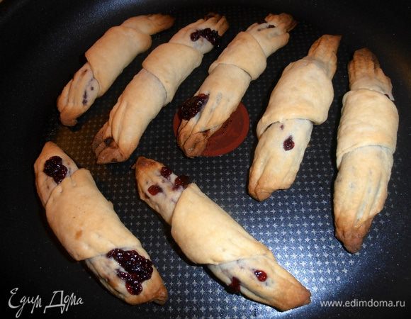 Выпекаются 15-18 минут в разогретой до 200*духовке.Варенье можно заменить на изюм или корицу с сахаром.