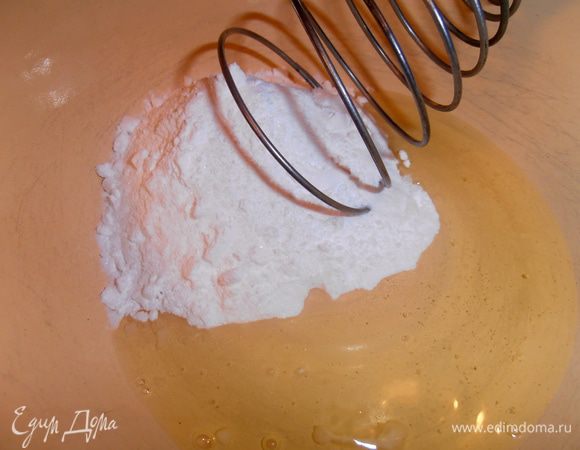 Сахар превращаем в пудру за два захода в кофемолке.Выливаем в неё охлаждённый белок и начинаем взбивать.