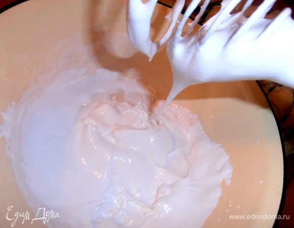 Я взбивала вручную минут 15.Как только безе не капает с венчика-оно готово!