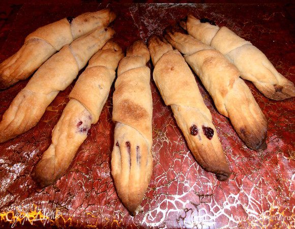 Выкладываем наши остывшие рогалики на ровную красивую поверхность и будем собирать ёлку!Сначала выбираем самые большие.