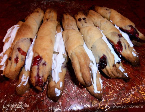 Ножом с тонким острым концом подцепляем немного и промазываем безе,не особо равномерно,чтобы было похоже на снег.Сверху кладём второй слой рогаликов.