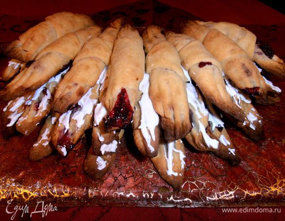 Снова промазываем безе и приклеиваем третий слой печенья.