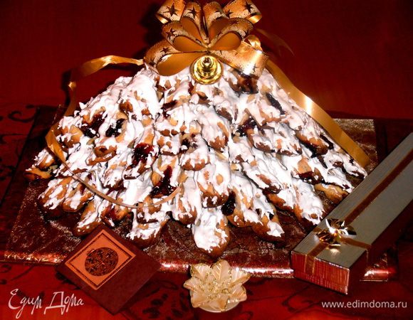 Опять же,как и в колодце,очень удобно брать по рогалику с ёлочки.С безе легко приклеивать и легко отламывать,даже когда оно схватится!