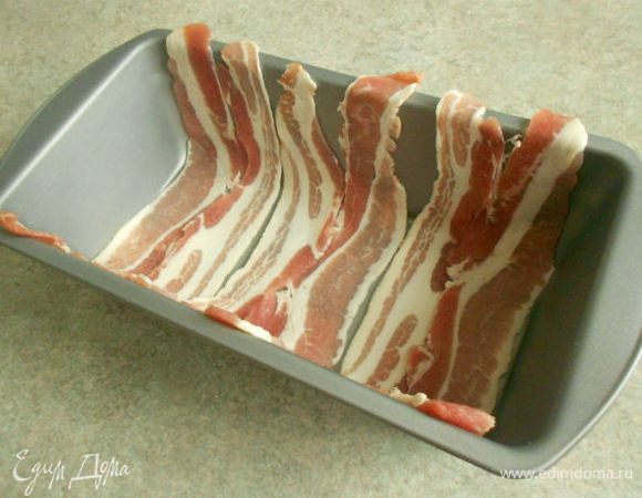 Металлическую форму для выпечки (прямоугольную, достаточно глубокую) смазать маслом, положить внутрь поперёк 4-5 кусочков бекона( у меня сегодня не копчёный, бледненький))), остальной обжарить и нарезать кубиками.