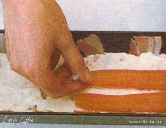 На дно формы положить слой творога, затем плотно друг к другу стеблями вверх соцветия брокколи. Сверху ещё слой творога, на него слой разрезанной вдоль моркови плоской стороной вверх. Далее слой творога, капусты и творога. Хорошо уплотните.