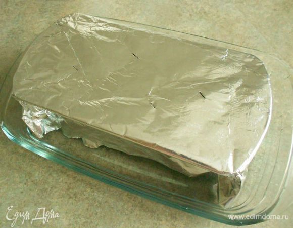 Закройте форму фольгой, проколов её в нескольких местах, чтобы мог выходить пар. Поставить в противень с водой и готовить в разогретой до 200 градусов духовке на среднем уровне около 100 мин. При необходимости доливайте горячую воду в противень.