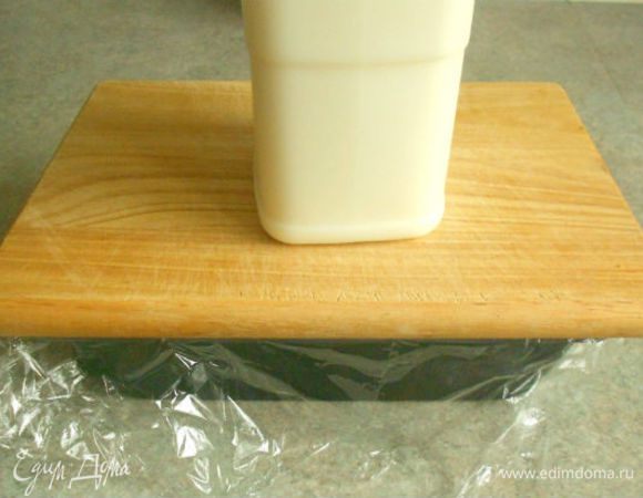 Остудить при комнатной t. На форму положить разделочную доску и поставить груз, чтобы сок распределился равномерно.