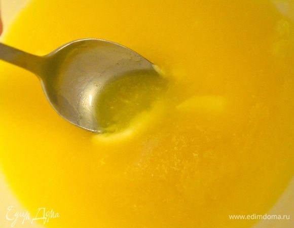 Сливочное масло растопить и растереть его с ванильным сахаром. 