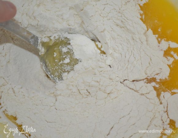 добавляем просеянную муку и замешиваем не густое тесто