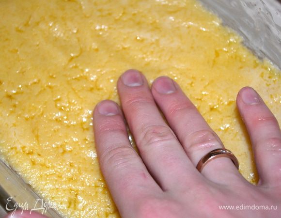 берем стеклянную форму и смазываем ее сливочным маслом. Можно взять разъемную на 20 см...выкладываем в нее тесто и разравниваем рукой. Выпекаем при 190 гр 15 минут. 