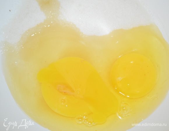 Пока основа печется делаем бисквитный слой: яйца взбиваем миксером с сахаром в пышную массу 