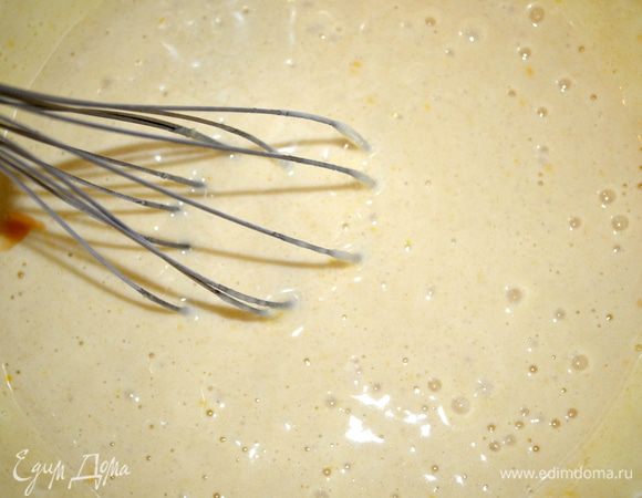 просеиваем муку с разрыхлителем и все взбиваем