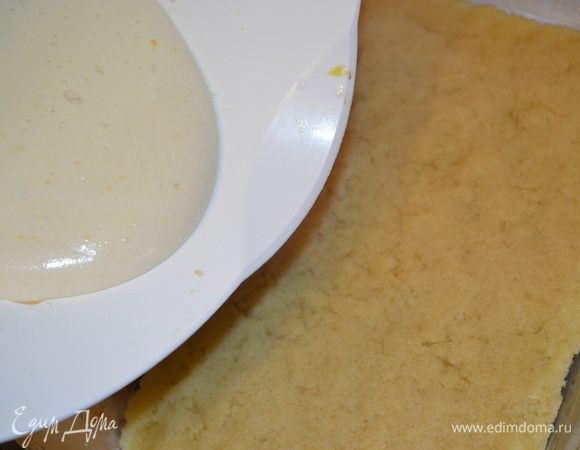 когда корж пропечется выливаем на него второй слой и выпекаем еще 15 минут при той же температуре