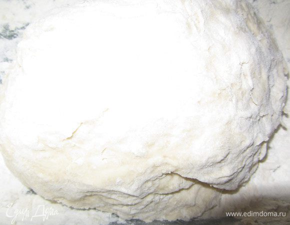 Добавить масло, соль, яйца и оставшийся сахар. Хорошенько перемешать, добавить муку и вымесить тесто. Можно сразу начинать раскатывать тесто на пирожки, а можно дать тесту постоять, тогда оно будет более мягким и воздушным.