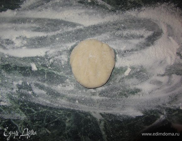 Для начинки я использую обычно варенье (можно ягоды с сахаром). От теста отделить кусочек, скатать в шарик.