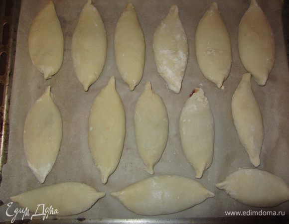 Пирожки выложить на смазанный маслом или маргарином лист швом вниз. Можно пирожки до запекания смазать желтком (они получатся более румяными) или просто водой. Выпекать в разогретой духовке минут 40 до готовности.