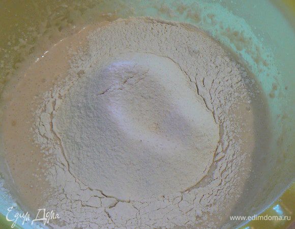 добавить овсяную и пшеничную муку с разрыхлителем,хорошо перемешать