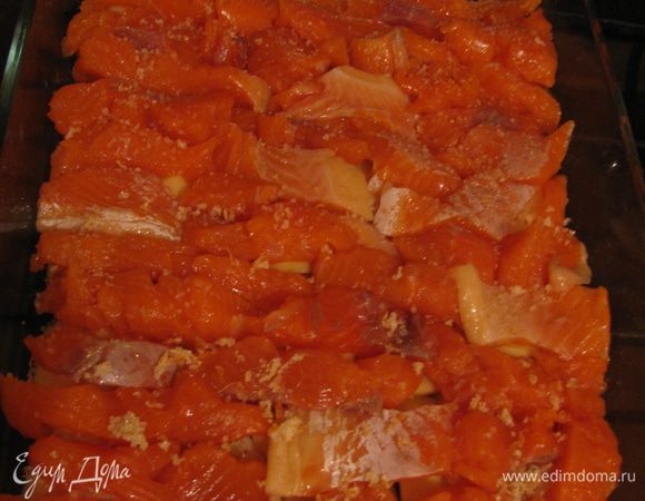 Филе форели нарезаем мелкими кусочками и выкладываем поверх картошки.Солим.