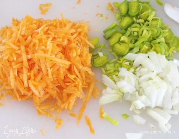 Порезать как на суп лук, репчатый и порей.... потереть морковь.... берем кастрюлю с толстым дном... обжариваем лук до прозрачности на оливковом масле.... добавляем морковь....