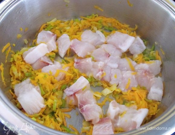 Рыба.... небольшое отступление... У меня оказалась в морозилке филе пангасии, хороший вариант, но уверена,что любая другая рыба, свежая ,морская , лосось,форель и т.д. будет превосходна в исполнении!!  Возвращаюсь к рецепту))) нарезаем на кусочки рыбу (2 -3  см) и кладем к нашей зажарке,.....на 5 мин. под закрытой крышкой.