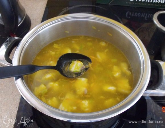 Пока рыба томится с морковкой и луком.... кипятим воду в чайнике 1,5 литра.... как закипит выливаем в нашу кастрюлю....