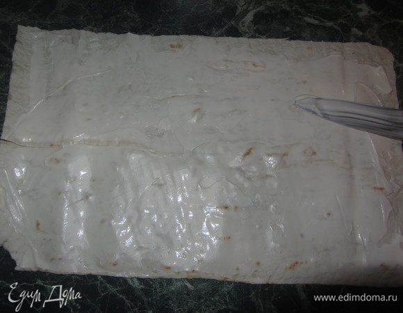 Лист лаваша разрезать на 4 части, смазать майонезом или соусом.

