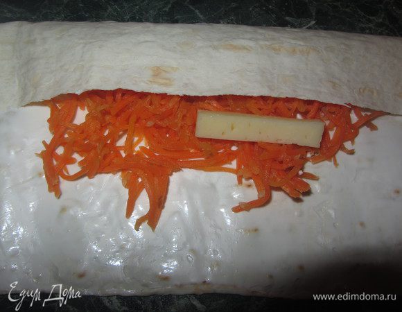 Добавить измельченную зелень и свернуть лаваш конвертиком.
Закуска готова.