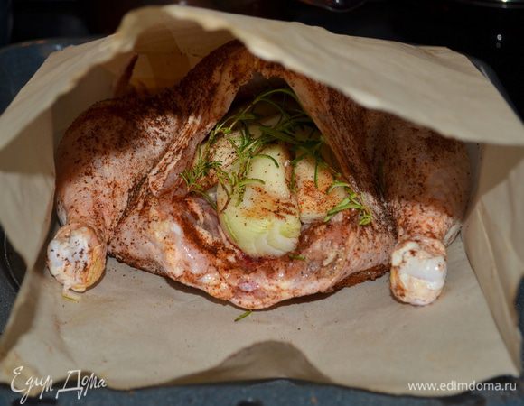 Положить курицу в пакет так, чтоб она была свободна в нем. Если есть у вас кулинарная нить - завяжите курочки ноги. Закрыть пакет, можно просто завернуть концы. Пакет положить на противень. Поставить в духовку на 1,5 часа. Да, я прикрыла пакет фольгой для безопасности, потому что время длительное.