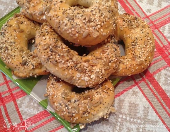 Пока варился бульон, я поставила тесто в хлебопечке для бубликов симит. Делала по рецепту хлебопечки на обычном тесте (ингредиенты смотрите вначале). Я думаю, что дрожжевое тесто можно приготовить руками по любимому рецепту.  На него ушло 2 часа 30 мин. 