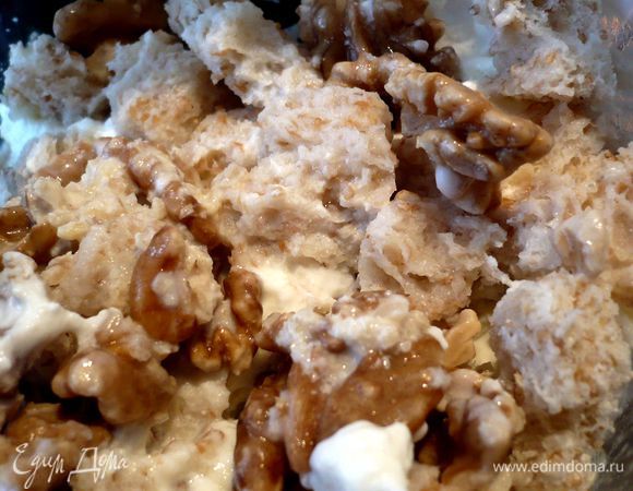 Сначала приготовим соус. Несколько орехов откладываем для украшения. Орехи бланшируем в течение двух минут. Сольем воду, ополоснем в холодной воде. Помещаем их в блендер, добавляем покрошенный хлеб, сметану, сливки порезанный на кусочки чеснок и измельчаем до однородной массы. Добавляем оливковое масло, соль и перец по вкусу. Можно для достижения желаемой консистенции впоследствии добавить пару ложек жидкости от варки ньокки.