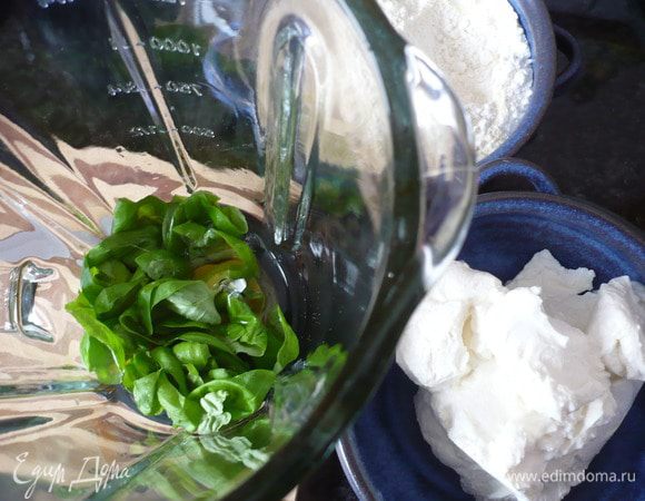 Несколько листиков базилика оставляем для украшения. В блендер кладем базилик с яйцом и желтком, а также наш сыр. Перемешиваем манку с мукой, солью, перцем и мускатным орехом.