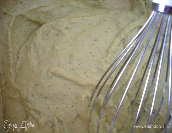 Взбиваем в блендере яйцо, желток, сыр и базилик. Выкладываем в миску и добавляем муку с манкой и специями. Все хорошенько вымешиваем венчиком до однородности. Ставим в холодильник на 1 час.