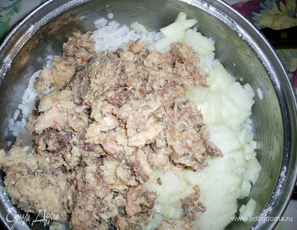 Луковицу нарежьте как можно мельче. Рис отварите в подсоленной воде. Консервы разомните в банке вилкой. Получившуюся массу добавьте к остывшему рису. Соль, любимые приправы добавьте по вкусу.