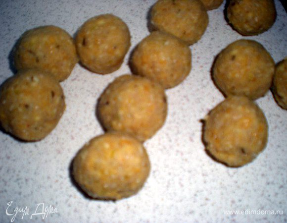 Добавить соду и муку. Посолить, поперчить. Зерна кориандра и зиру истолочь в ступке. Все смешать с нутовой массой. Руки смочить холодной водой и скатать шарики, размером с грецкий орех.