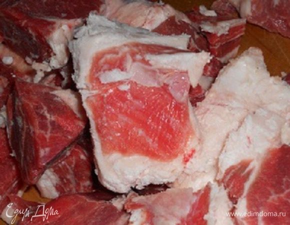 И немного баранины и тоже перекрутила через мясорубку, перекрутить еще головку лука. Можно сделать только из свинины, но мне захотелось добавить баранины.