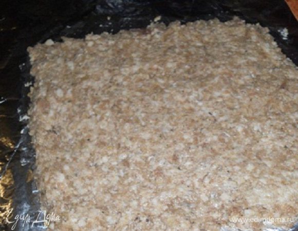 Фарш посолить, поперчить, добавить специи по вкусу и хорошо перемешать.
Взять кусок фольги и распределить ровным слоем фарш.