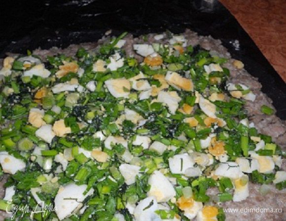 По выложенному фаршу распределить равномерно начинку.