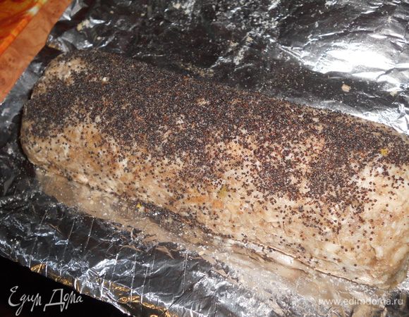 Мак перемолоть в кофемолке. Фарш с начинкой  при помощи фольги аккуратно свернуть рулетом и обсыпать маком.