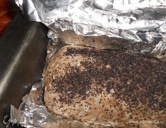 Рулет переложить в форму и выпекать при температуре 220 градусов до золотистой корочки.