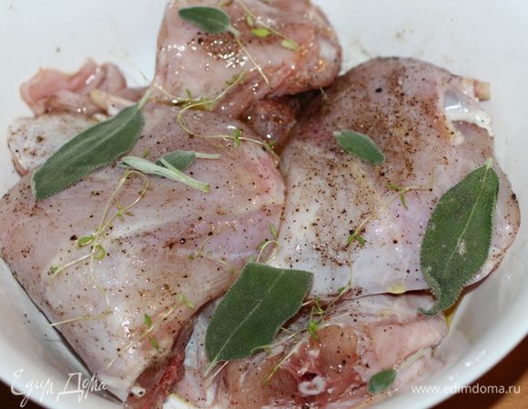 Натереть солью и перцем, посыпать листиками тимьяна и шалфея. Тимьян у меня свежий, но можно взять и сухой. Оставить на 1 час.