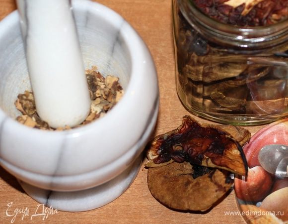 В ступке измельчить сухие белые грибы до крупной  крошки...