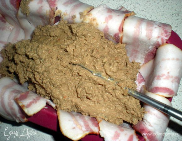 Форму для запекания выстелить пластинками бекона, оставляя свешивающиеся концы. Выложить печень и закрыть беконом.