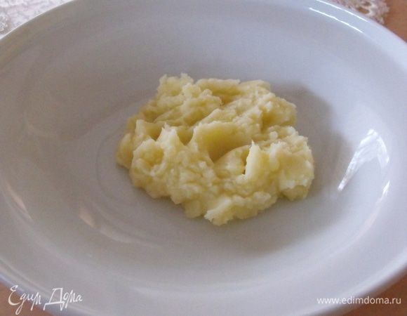 а  теперь подача - кладем немного пюре, картофельного, в тарелку.....