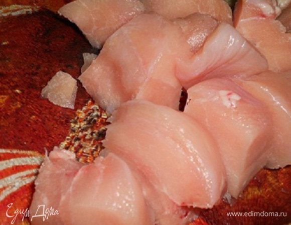 Куриную грудку нарезать кусочками.