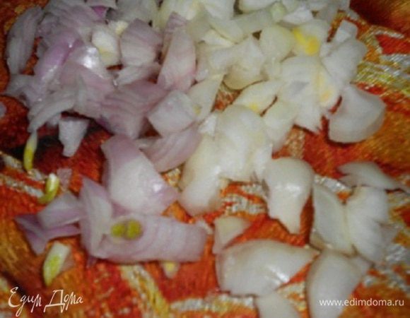 Лук мелко нашинковать.