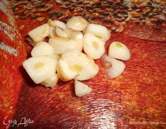 Чеснок нарезать пластиночками .