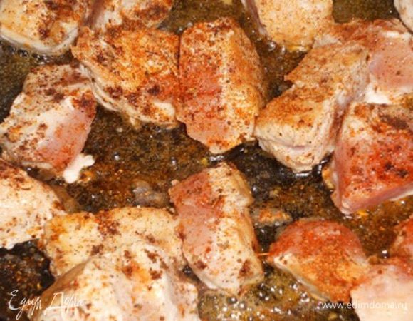 Филе кладем на разогретую сковороду с маслом, обжариваем, солим, перчим, добавляем специи.