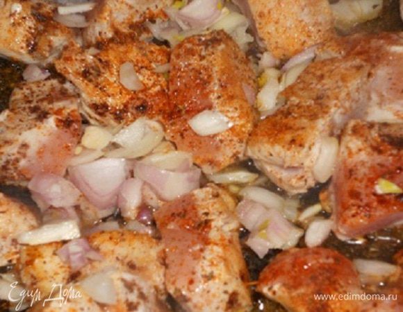 Добавляем лук и обжариваем до золотистого цвета .