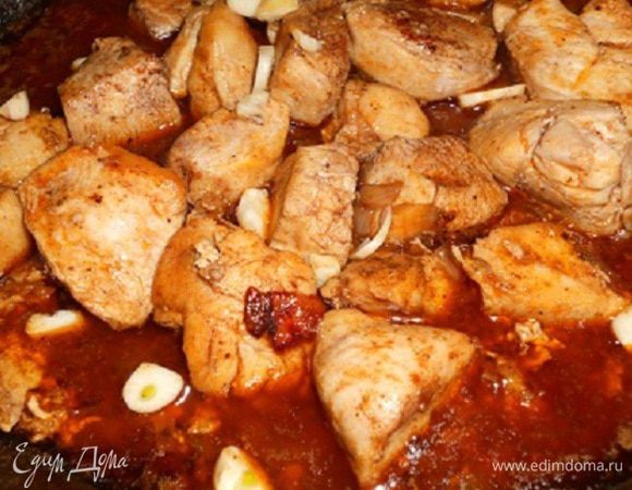 Добавляем чеснок и томатный соус , тушим 5 - 10 минут .